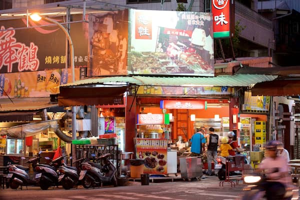 Tainan mettant en vedette scènes de rue et signalisation