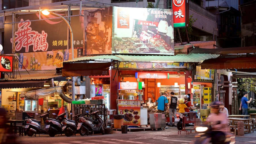 Tainan que inclui cenas de rua e sinalização