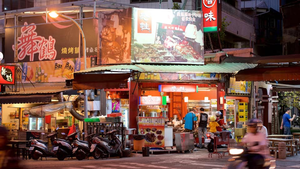 Tainan que incluye señalización y escenas cotidianas
