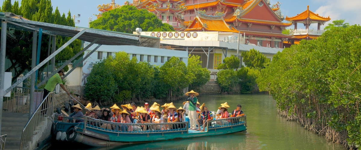 Parque Nacional de Taijiang mostrando un templo o lugar de culto, un río o arroyo y un ferry