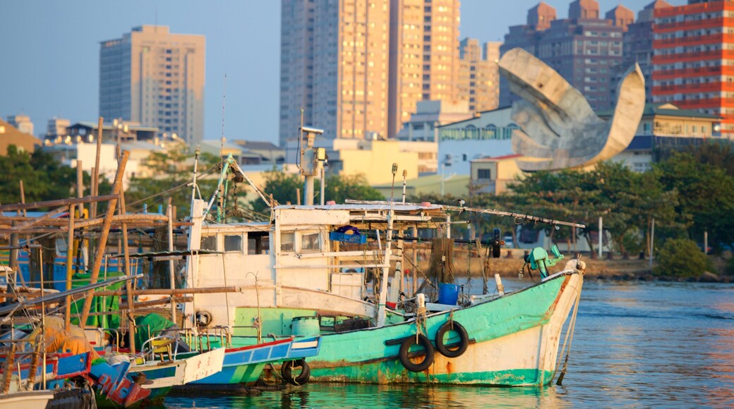 Anping Havn som viser en marina og en by