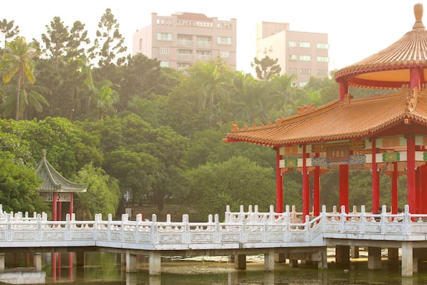 Parc de Tainan qui includes lac ou étang et jardin