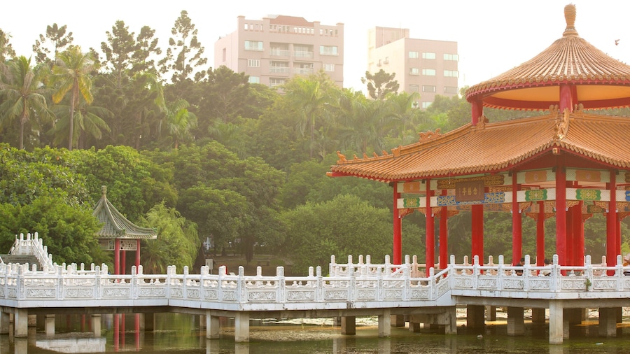 Tainan Park showing a lake or waterhole and a garden
