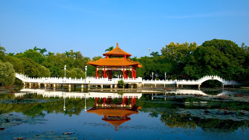Parque de Tainan mostrando un lago o laguna y un parque