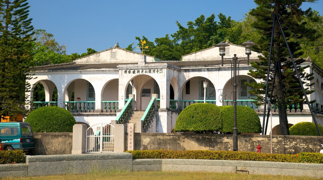 Anping Tree House showing a garden