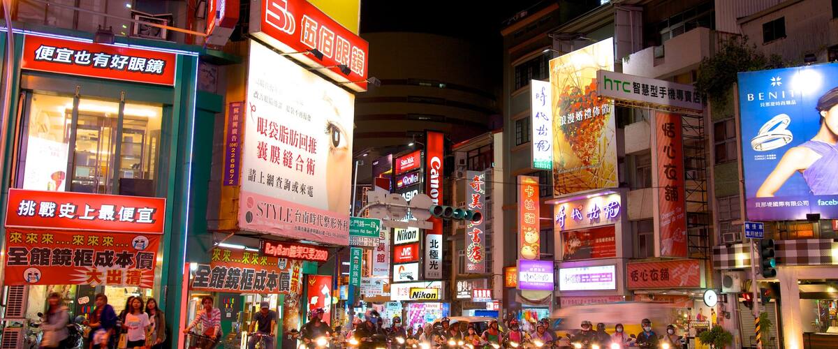 Đài Nam trong đó bao gồm thành phố, quang cảnh thành phố và cưỡi mô tô