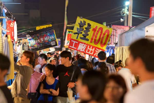 Tainan montrant marchés et scÚnes de nuit aussi bien que important groupe de personnes