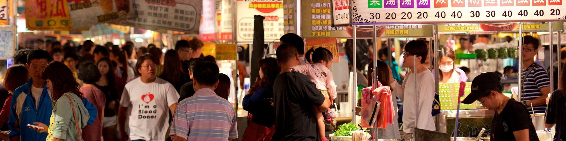 Tainan qui includes scÚnes de nuit et marchés aussi bien que important groupe de personnes