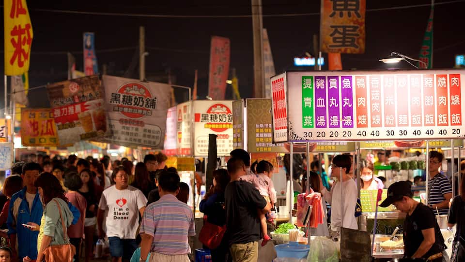 Tainan caracterizando mercados e cenas noturnas assim como um grande grupo de pessoas