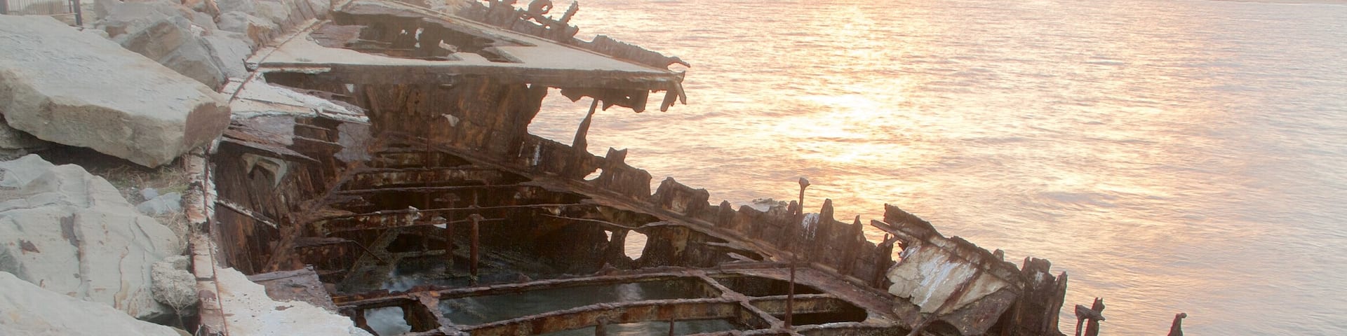 Newcastle qui includes coucher de soleil, baie ou port et vues littorales