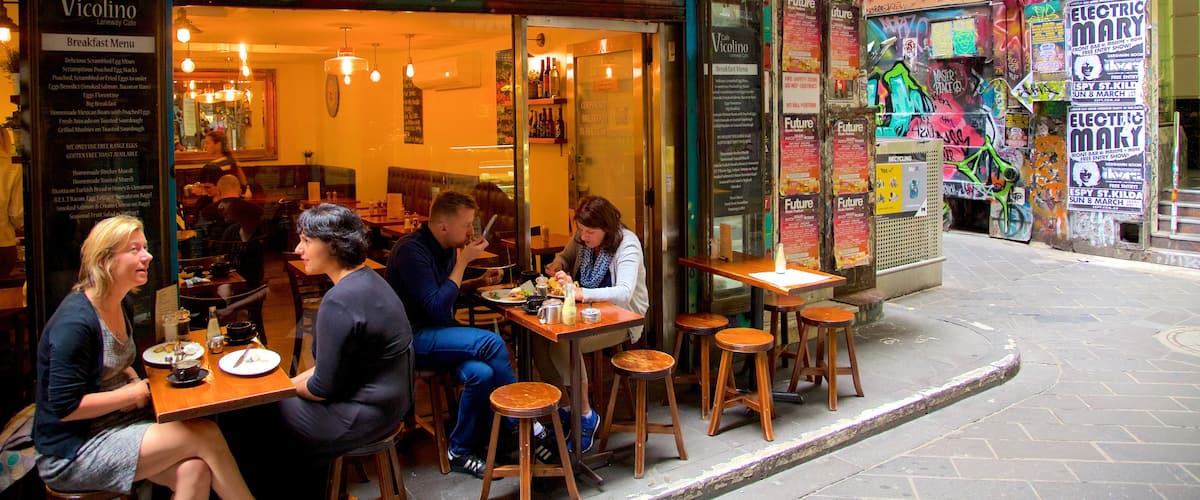 Melbourne CBD showing outdoor eating