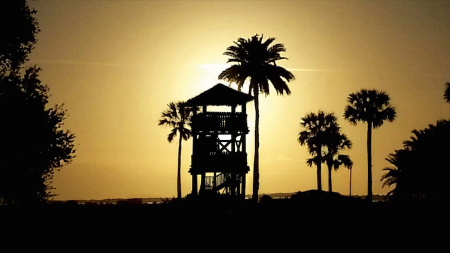 Parque arqueológico de la Fuente de la juventud que incluye una puesta de sol y escenas tropicales