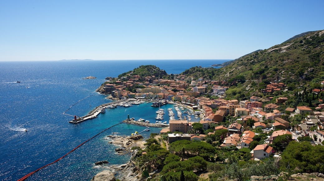 Isola del Giglio che include vista della costa, località costiera e piccola città o villaggio