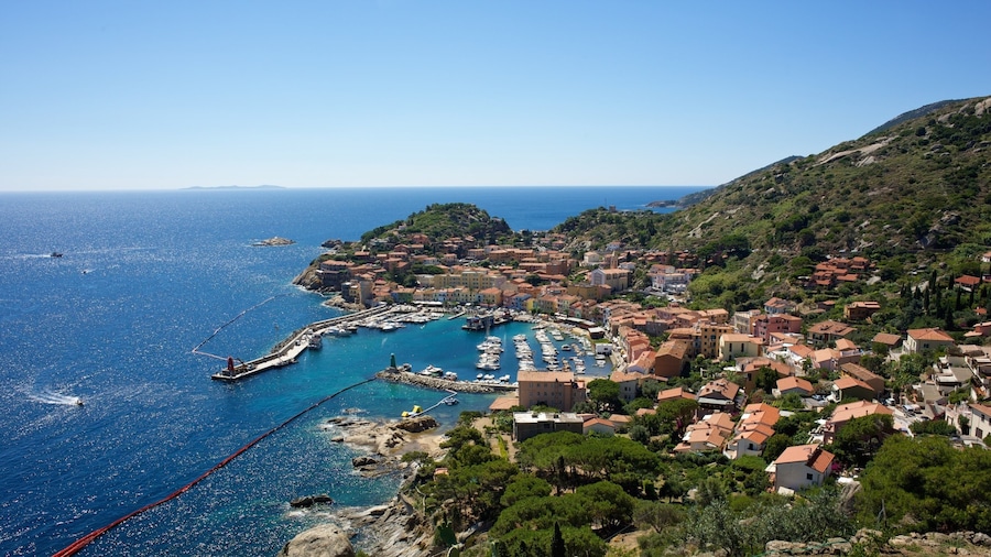 Isola del Giglio showing a coastal town, general coastal views and a small town or village