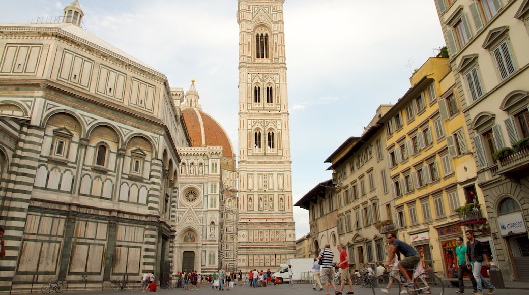 Piazza del Duomo que incluye patrimonio de arquitectura y un parque o plaza
