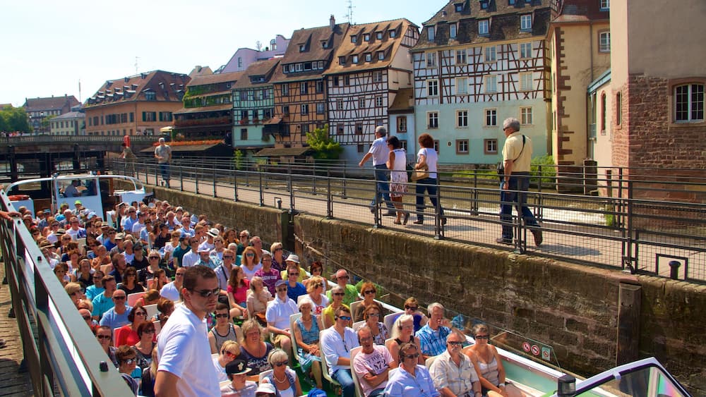 Petite France qui includes ville, patrimoine historique et navigation