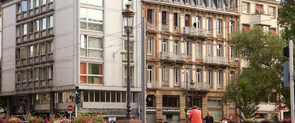 Place de la gare montrant ville