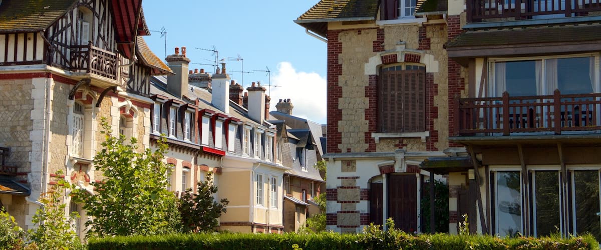 Deauville ofreciendo una ciudad y elementos del patrimonio