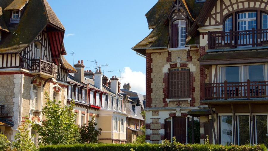 Deauville mostrando elementos patrimoniales y una ciudad