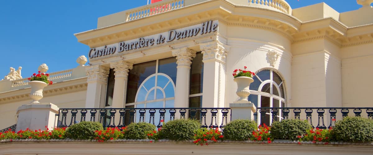 Deauville mostrando un casino, flores y señalización
