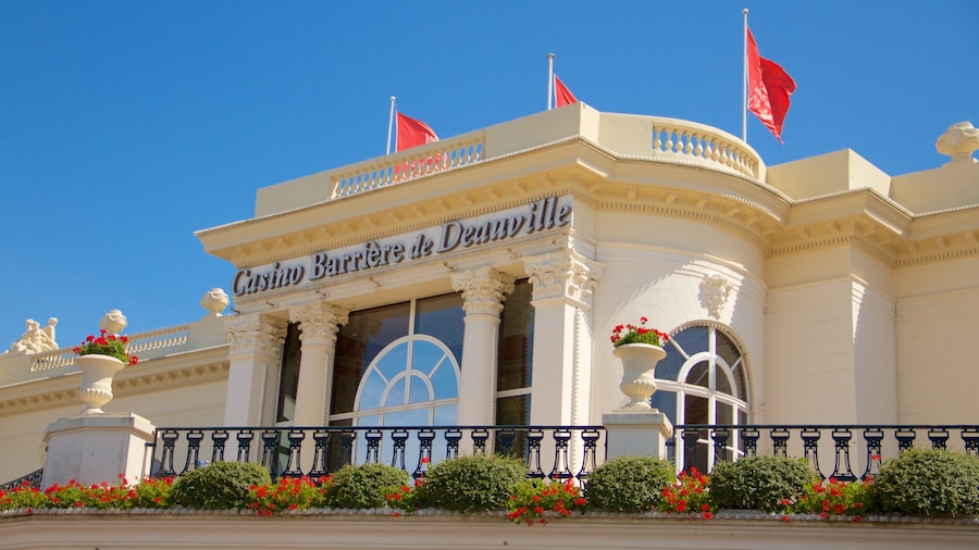 Deauville mostrando un casino, flores y señalización