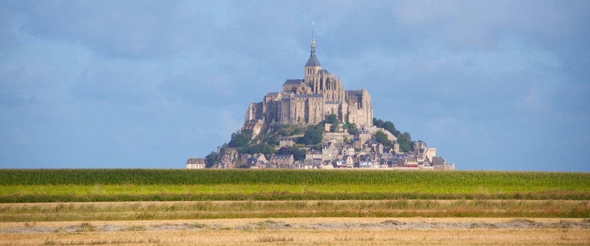 Le Mont-Saint-Michel bevat vredige uitzichten, een klein stadje of dorpje en akkerland