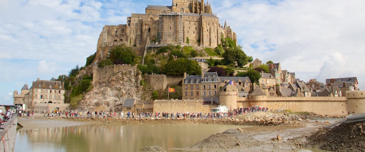 Le Mont-Saint-Michel welches beinhaltet Burg, Geschichtliches und Kleinstadt oder Dorf