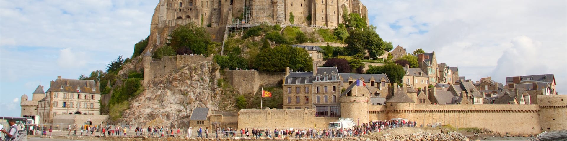Le Mont-Saint-Michel qui includes petite ville ou village, château ou palais et patrimoine historique