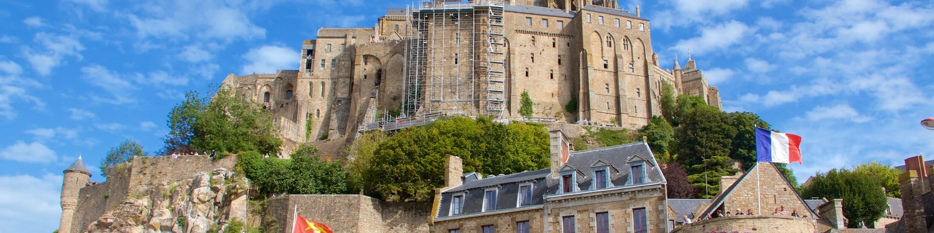 Le Mont-Saint-Michel mettant en vedette château ou palais, petite ville ou village et patrimoine historique