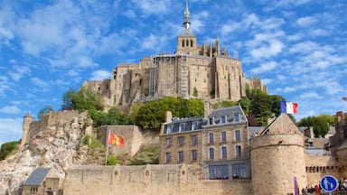 Le Mont-Saint-Michel toont een kasteel, historisch erfgoed en een klein stadje of dorpje