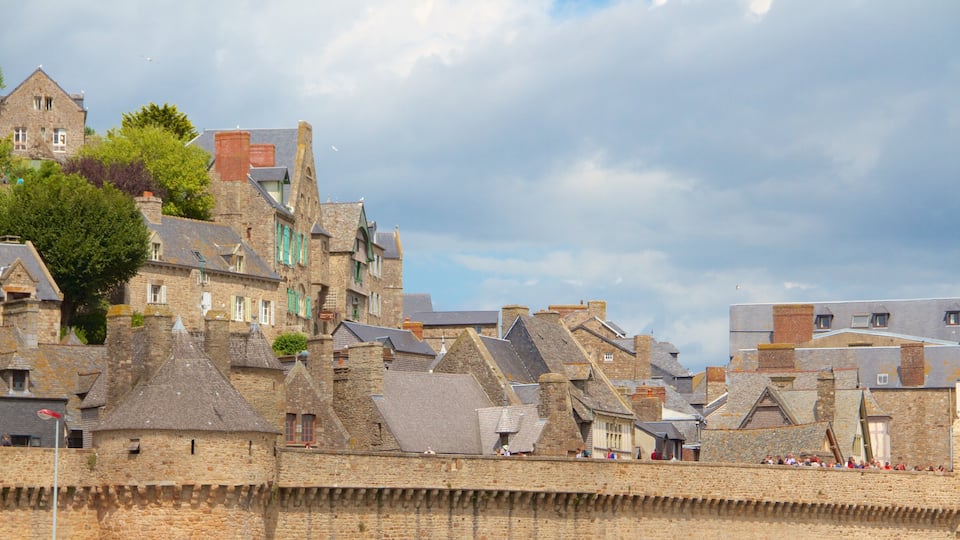 Le Mont-Saint-Michel showing a small town or village and heritage elements
