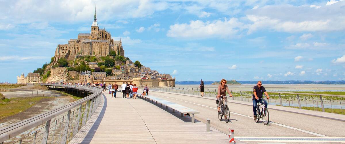 Le Mont-Saint-Michel qui includes petite ville ou village et patrimoine historique aussi bien que couple
