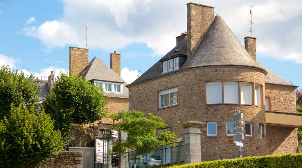 Avranches showing a house