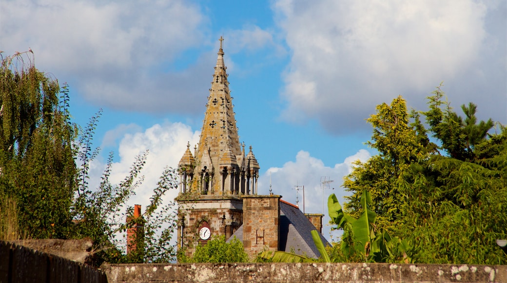 Combourg ofreciendo una iglesia o catedral, arquitectura patrimonial y elementos patrimoniales