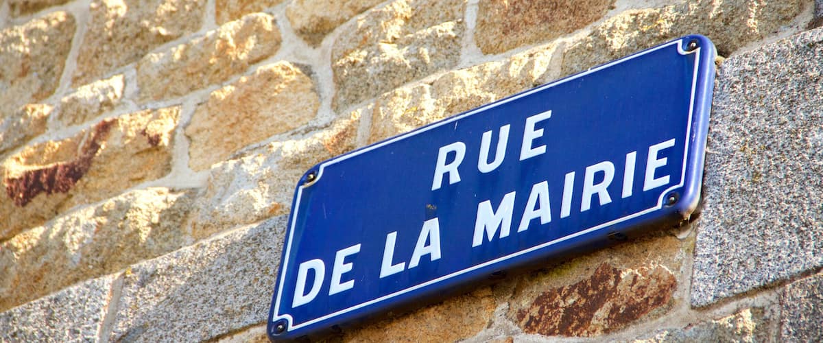 Combourg showing signage