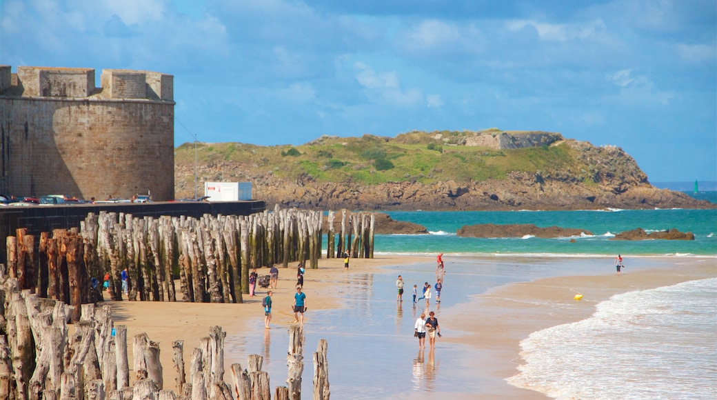 Saint-Malo som visar klippig kustlinje, kustutsikter och en sandstrand