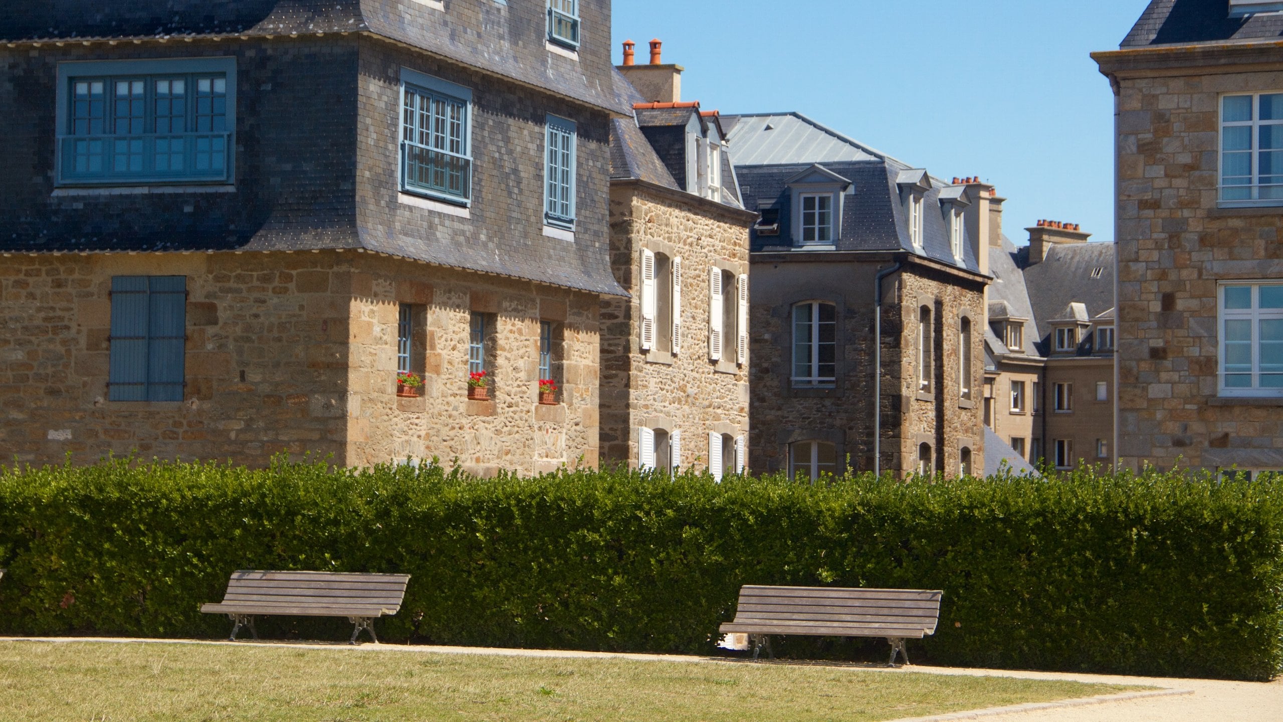 Saint-Malo showing a park and a city