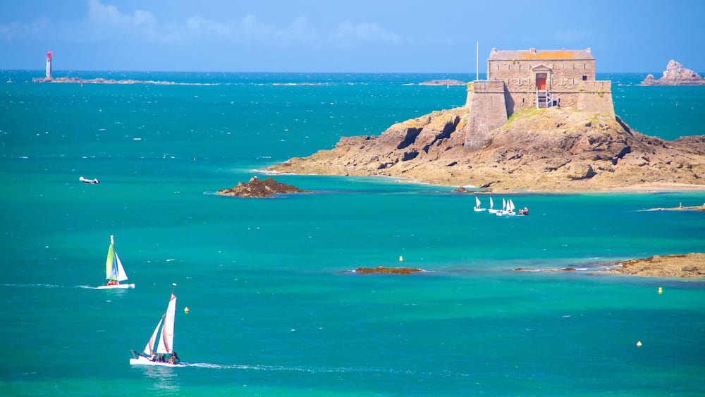 Petit Bé montrant voile, vues littorales et côte rocheuse