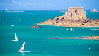 Petit Bé montrant voile, vues littorales et côte rocheuse