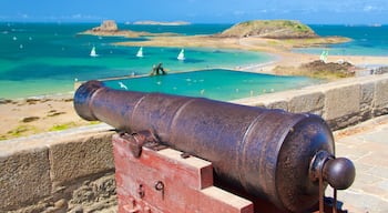 S:t Malo Beach som inkluderar historiska element, kustutsikter och en hamn eller havsbukt