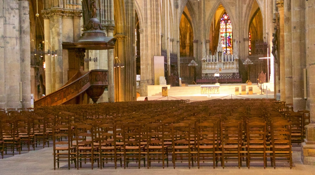 Cathédrale de Metz qui includes église ou cathédrale, vues intérieures et patrimoine architectural