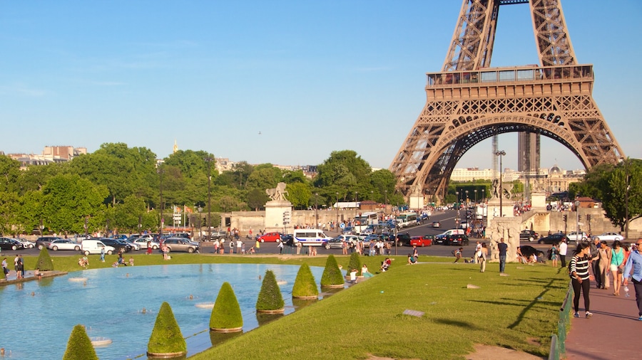 Torre Eiffel que incluye elementos patrimoniales, jardín y un monumento