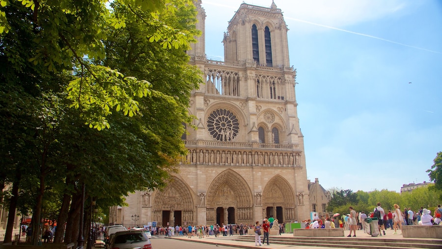 Notre Dame Katedral og byder på kulturarvsgenstande, historiske bygningsværker og en kirke eller en katedral