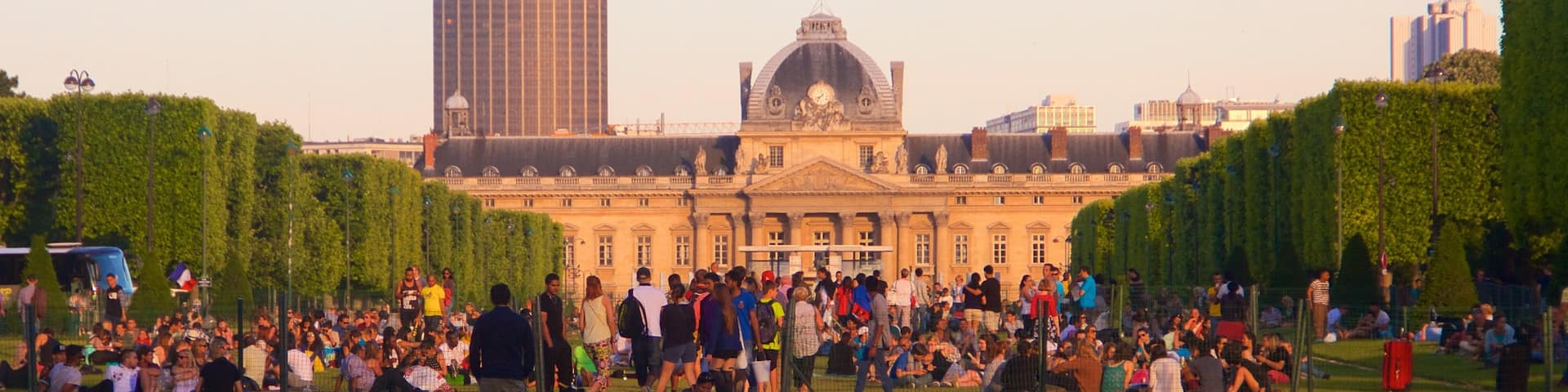 Champ de Mars showing a garden and heritage elements as well as a large group of people