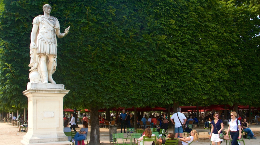 Tuileries Garden 呈现出 雕像或雕塑 和 花園 以及 一小群人