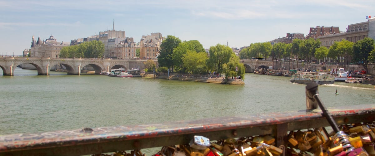 Pont des Arts mit einem Brücke, Fluss oder Bach und Stadt
