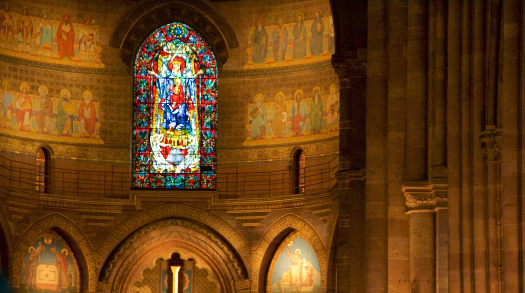 Strasbourg-katedralen som visar konst, interiörer och en kyrka eller katedral