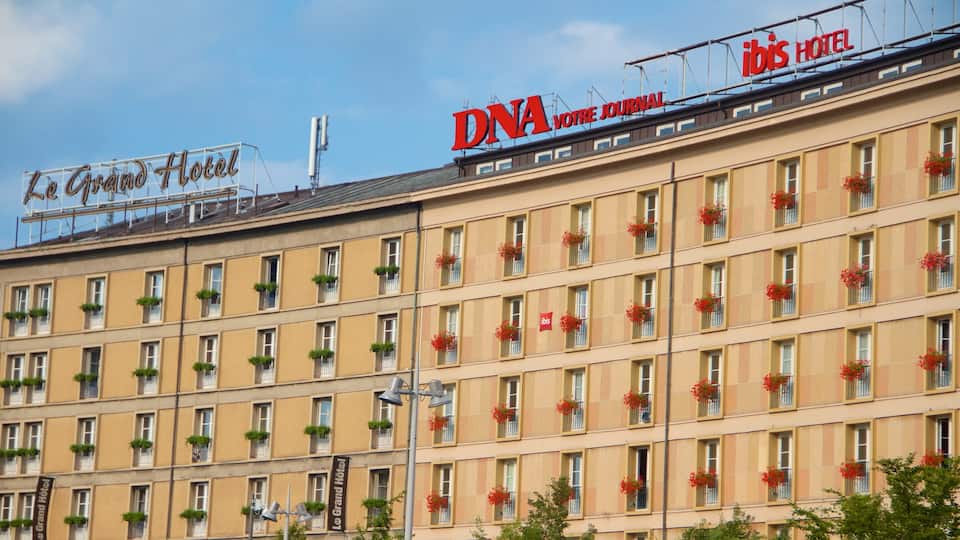 Plaza de la Estación de Trenes que incluye un hotel