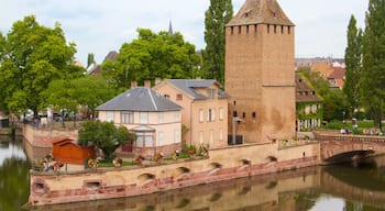 Ponts Couverts toont een brug, een rivier of beek en een klein stadje of dorpje