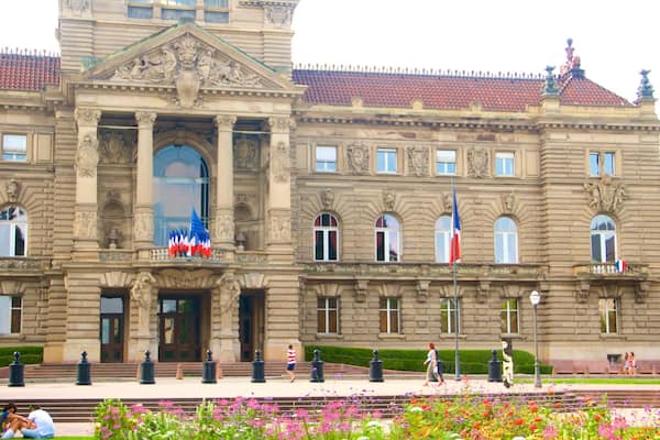 Place de la République montrant fleurs, patrimoine historique et patrimoine architectural